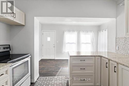 18 Stone St, Belleville, ON - Indoor Photo Showing Kitchen With Upgraded Kitchen