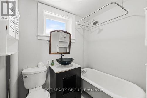 18 Stone Street, Belleville, ON - Indoor Photo Showing Bathroom