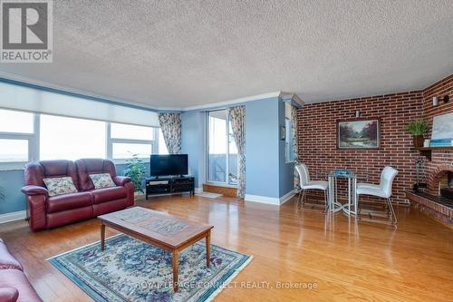 #1701 -121 Ling Rd, Toronto, ON - Indoor Photo Showing Living Room