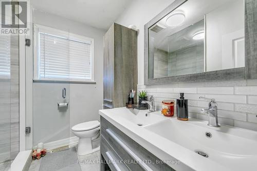 18 Poplar Dr, Richmond Hill, ON - Indoor Photo Showing Bathroom