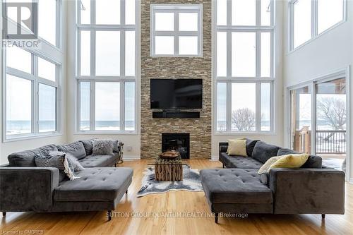 25 Waterview Rd, Wasaga Beach, ON - Indoor Photo Showing Living Room With Fireplace