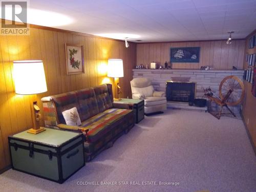 6361 Sunset Rd, Central Elgin, ON - Indoor Photo Showing Living Room