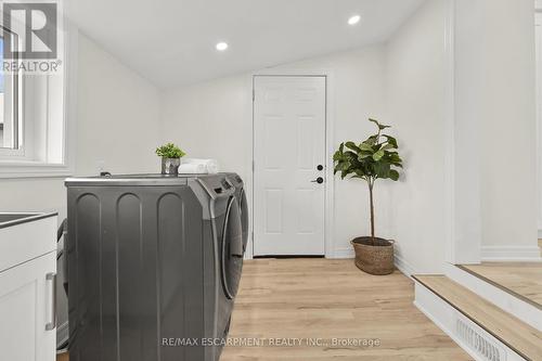 122 State St, Welland, ON - Indoor Photo Showing Laundry Room