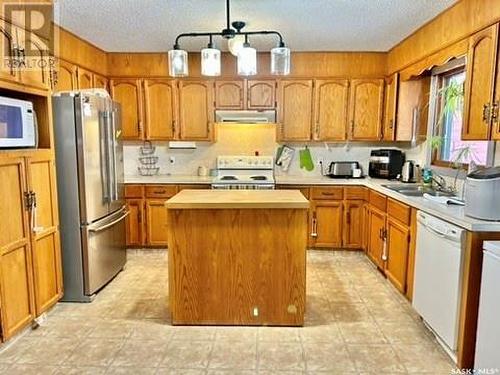 513 2Nd Street E, Spiritwood, SK - Indoor Photo Showing Kitchen With Double Sink