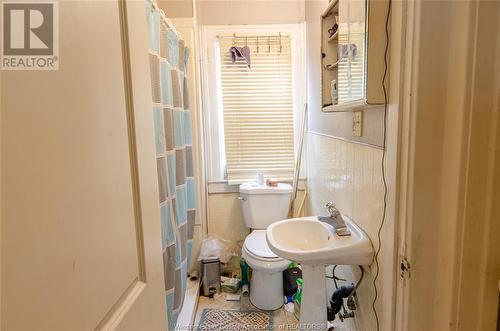 1531 Windsor Avenue Unit# Upper, Windsor, ON - Indoor Photo Showing Bathroom
