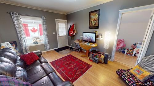211 16Th Avenue S, Cranbrook, BC - Indoor Photo Showing Living Room