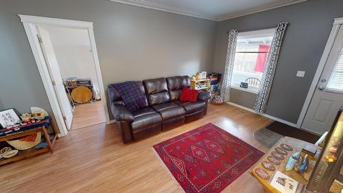 211 16Th Avenue S, Cranbrook, BC - Indoor Photo Showing Living Room