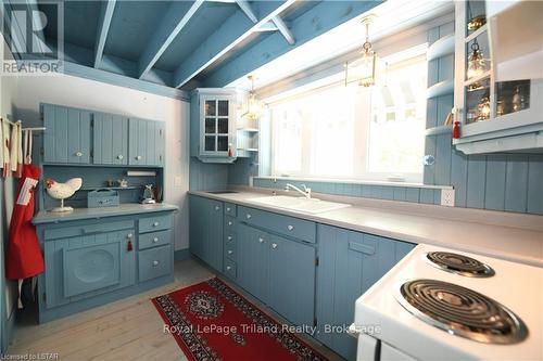 9255 Old Street Line, Chatham-Kent, ON - Indoor Photo Showing Kitchen With Double Sink