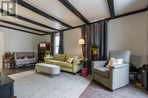 586 Ashley Street, Belleville, ON - Indoor Photo Showing Living Room