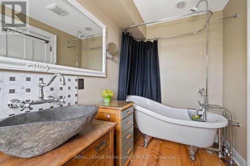 153 Dundas Street W, Belleville, ON - Indoor Photo Showing Bathroom