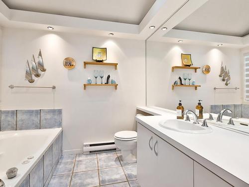 Salle de bains - 4112 Rue De La Seine, Laval (Chomedey), QC - Indoor Photo Showing Bathroom