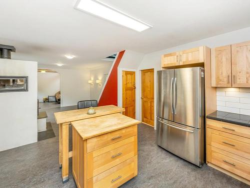 7020 Cowichan Lake Rd, Lake Cowichan, BC - Indoor Photo Showing Kitchen