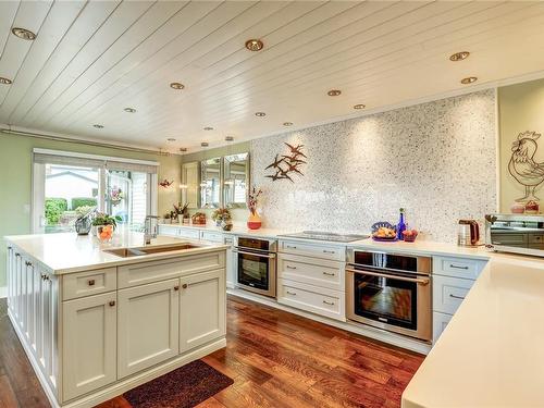 6039 Icarus Dr, Nanaimo, BC - Indoor Photo Showing Kitchen With Upgraded Kitchen