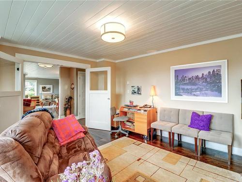 6039 Icarus Dr, Nanaimo, BC - Indoor Photo Showing Living Room