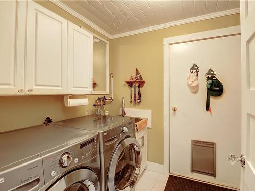 6039 Icarus Dr, Nanaimo, BC - Indoor Photo Showing Laundry Room