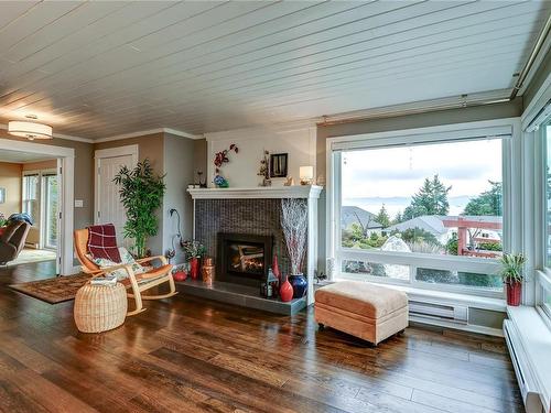 6039 Icarus Dr, Nanaimo, BC - Indoor Photo Showing Living Room With Fireplace