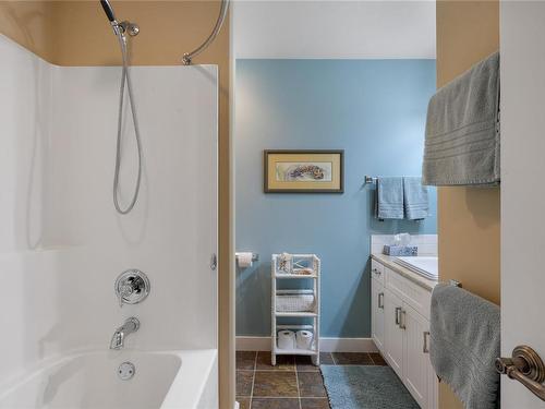 1479 Breezeway Pl, Parksville, BC - Indoor Photo Showing Bathroom