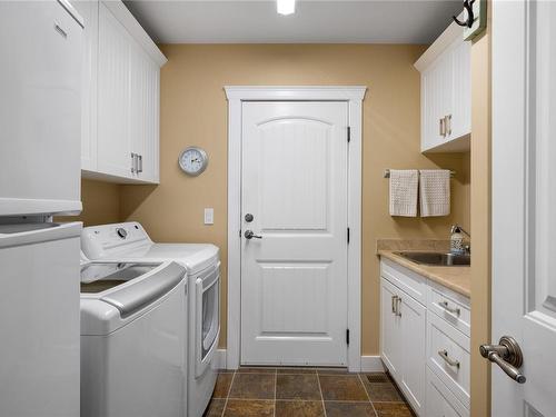 1479 Breezeway Pl, Parksville, BC - Indoor Photo Showing Laundry Room