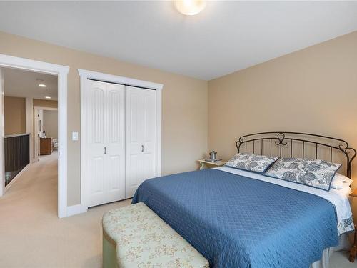 1479 Breezeway Pl, Parksville, BC - Indoor Photo Showing Bedroom