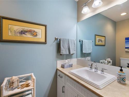 1479 Breezeway Pl, Parksville, BC - Indoor Photo Showing Bathroom