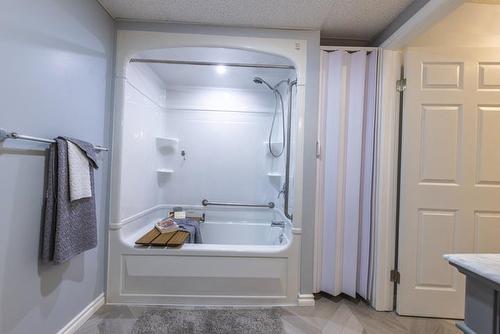 103 2813 Arthur Street E, Thunder Bay, ON - Indoor Photo Showing Bathroom