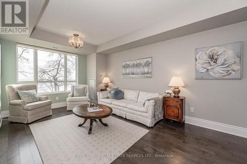 #203 -3500 Lakeshore Rd W, Oakville, ON - Indoor Photo Showing Living Room