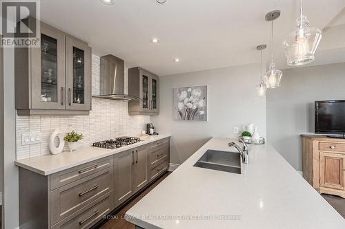 #203 -3500 Lakeshore Rd W, Oakville, ON - Indoor Photo Showing Kitchen With Upgraded Kitchen