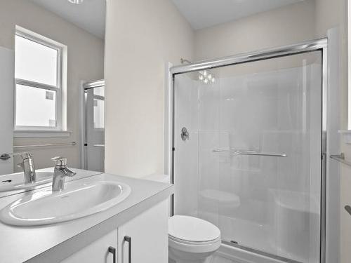 121-2045 Stagecoach Drive, Kamloops, BC - Indoor Photo Showing Bathroom
