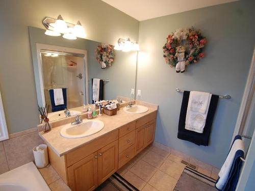 2201 Burgess Ave, Merritt, BC - Indoor Photo Showing Bathroom