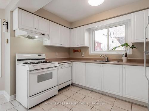 41 Tipton Cres, Ajax, ON - Indoor Photo Showing Kitchen With Double Sink