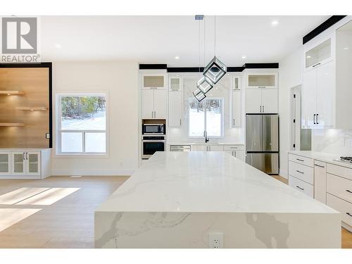 10287 Beacon Hill Drive, Lake Country, BC - Indoor Photo Showing Kitchen With Upgraded Kitchen