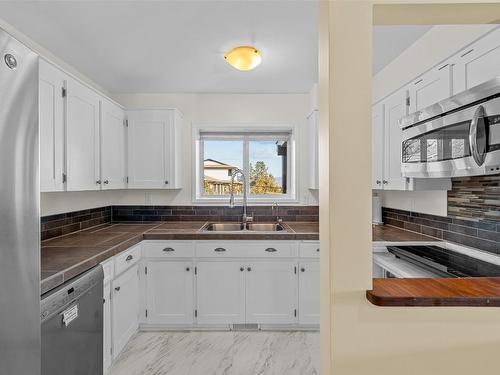 3137 Vector Drive, West Kelowna, BC - Indoor Photo Showing Kitchen With Double Sink