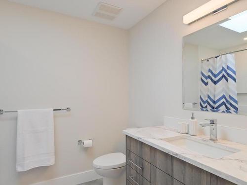 740 Pinehaven Court, Kelowna, BC - Indoor Photo Showing Bathroom