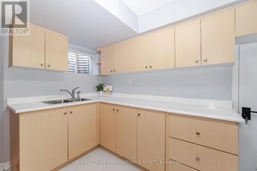 7129 Gillespie Lane, Mississauga, ON - Indoor Photo Showing Kitchen With Double Sink