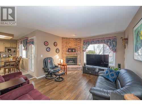 1220 25 Avenue Unit# 34, Vernon, BC - Indoor Photo Showing Living Room With Fireplace