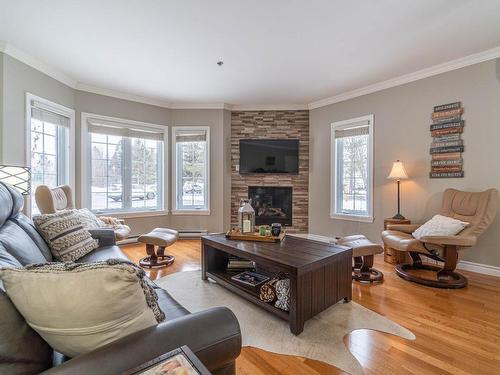 Salon - 109-1440 Rue Deguire, Mont-Tremblant, QC - Indoor Photo Showing Living Room With Fireplace