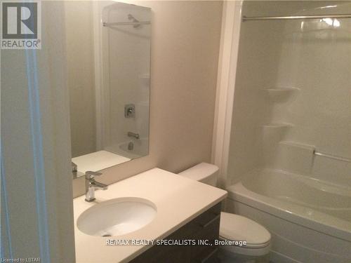 977 - 977 West Village Square, London, ON - Indoor Photo Showing Bathroom