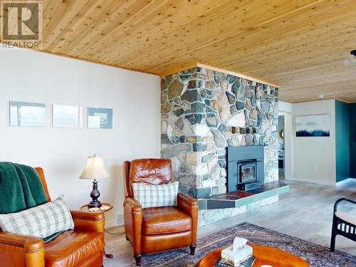 6765 Klahanie Drive, Powell River, BC - Indoor Photo Showing Living Room With Fireplace
