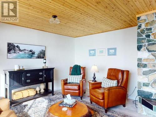 6765 Klahanie Drive, Powell River, BC - Indoor Photo Showing Living Room