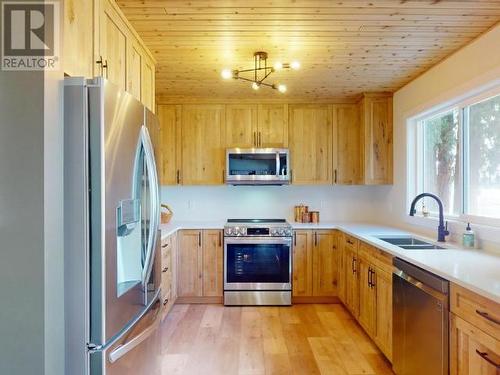 6765 Klahanie Drive, Powell River, BC - Indoor Photo Showing Kitchen With Double Sink