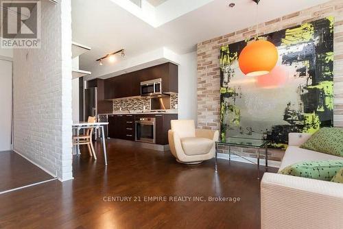 508 - 375 King Street W, Toronto, ON - Indoor Photo Showing Living Room
