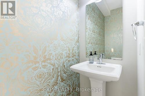 35 Midhurst Heights  N, Hamilton, ON - Indoor Photo Showing Bathroom