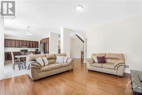 718 Beaudelaire Street, Ottawa, ON - Indoor Photo Showing Living Room