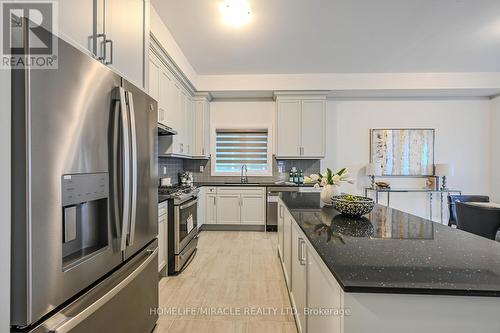 47 Mapleton St, Richmond Hill, ON - Indoor Photo Showing Kitchen With Upgraded Kitchen