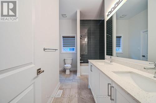 47 Mapleton St, Richmond Hill, ON - Indoor Photo Showing Bathroom