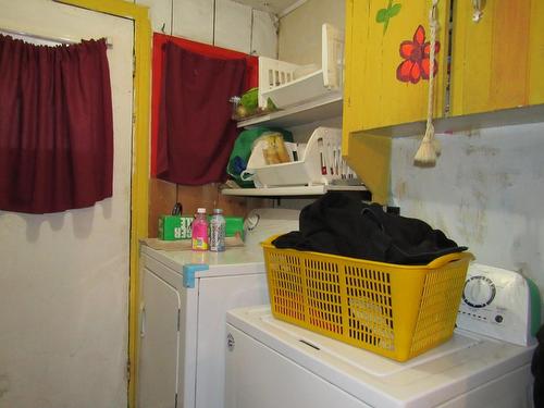 2252 Columbia Avenue, Castlegar, BC - Indoor Photo Showing Laundry Room