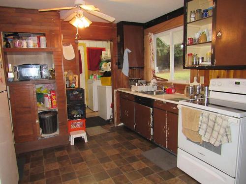 2252 Columbia Avenue, Castlegar, BC - Indoor Photo Showing Kitchen