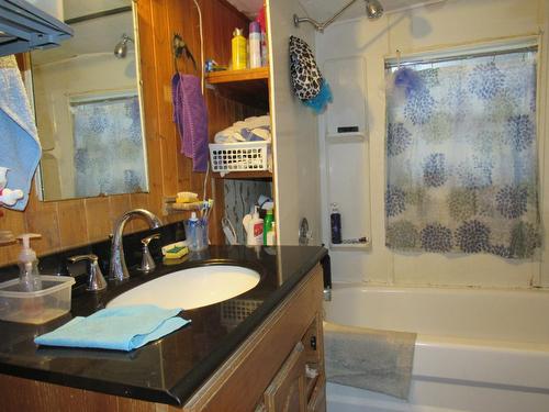 2252 Columbia Avenue, Castlegar, BC - Indoor Photo Showing Bathroom