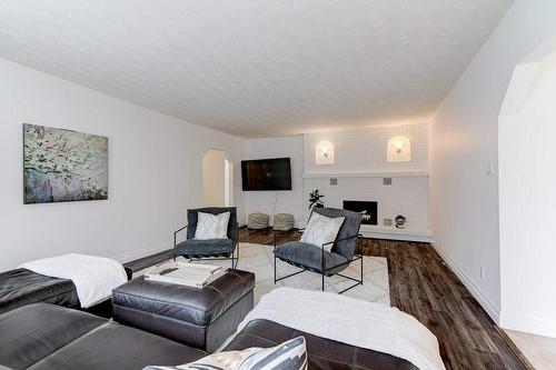 1300 Mcnab Road, Niagara-On-The-Lake, ON - Indoor Photo Showing Living Room