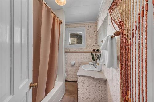 16 Broad Street, Port Dover, ON - Indoor Photo Showing Bathroom